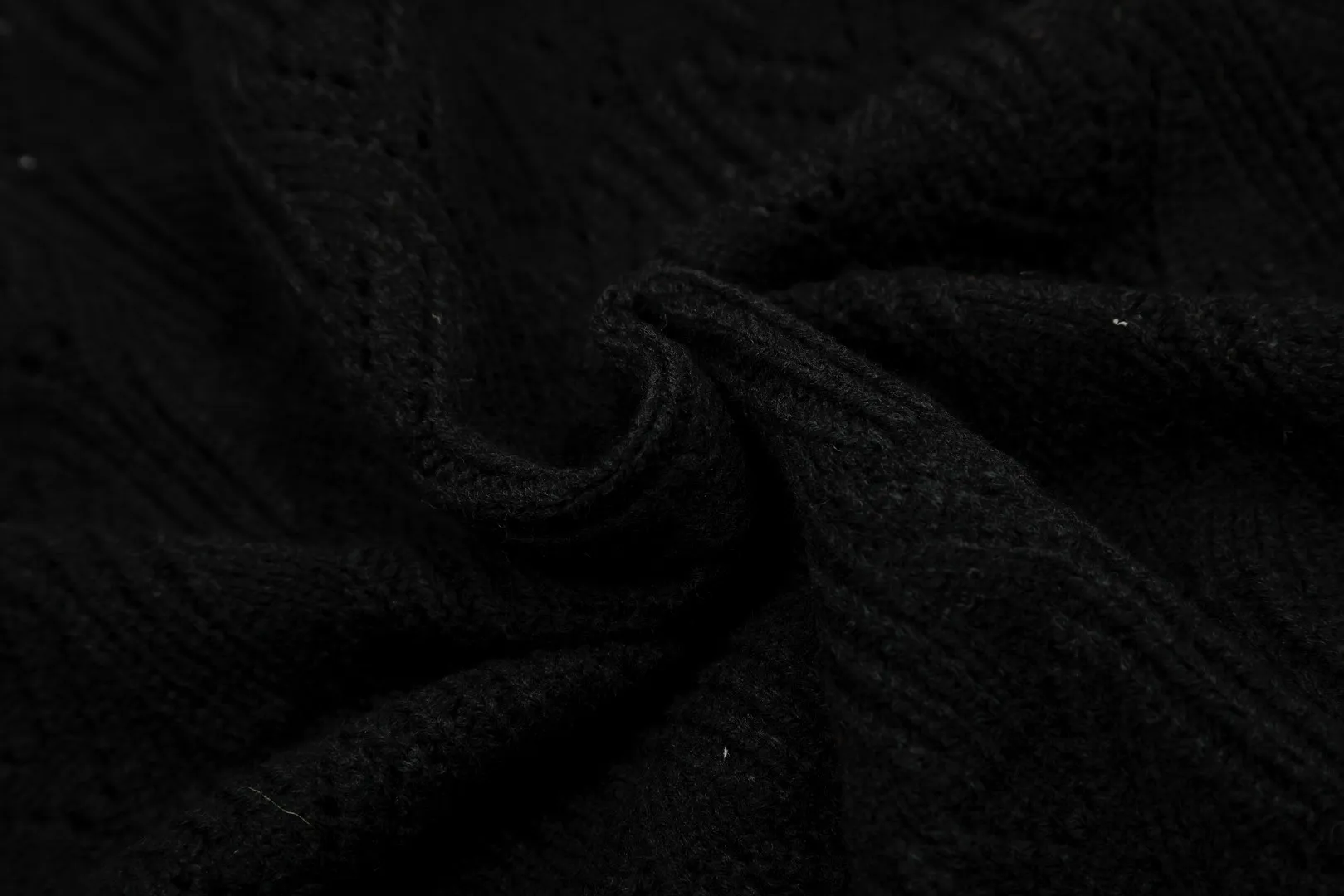 VIVI141#Top quality" vivienne west wood new lotus leaf lapel design cardigan for the Year of the Snake Queen Mother Vivienne Saturn's new classic LOGO knitted twist sweater wool cardigan 2024 autumn latest style can be worn all year round Super compatibility Thin four-season style Use it as a jacket when it is hot and wear it as an inner layer when it is cold 🧩100% restoration of heavy-duty weaving 🧩Wool blended version 🧩Original purchase Real mold opening 🧩Original purchase records and comparison pictures can be provided. Place your order with confidence 🧩Customized laser buttons. The texture is clean and clear and fully restored. Size: 1 yard (80-110 pounds) 2 yards (110-140 pounds) Color: red black